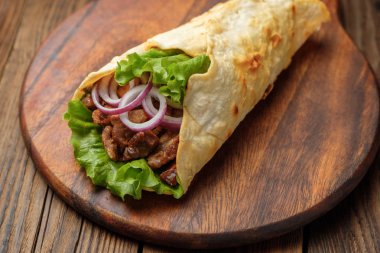 Izgara et ve sebze kesme tahtası üzerinde ile ev yapımı shawarma sandviç