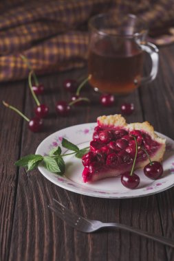 Dilim taze kiraz kek rustik masada plaka üzerinde