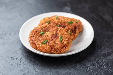 Rustik masada taze kızarmış pirzola tabağı