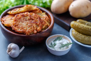 Kase patates gözlemesi ekşi krema ve turşu ile