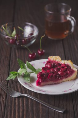 Dilim taze kiraz kek rustik masada plaka üzerinde