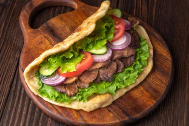 Sığır eti ve sebze rustik tablo ile taze tortilla sandviç