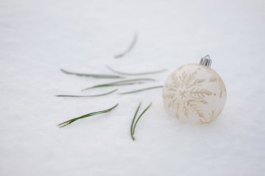 Beyaz kar arkaplanda kar tanesi desenli beyaz balo Noel süsü