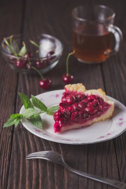 Dilim taze kiraz kek rustik masada plaka üzerinde