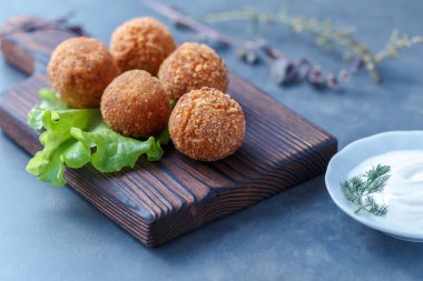 Masa üzerinde ahşap tahta üzerinde kızarmış falafel topları