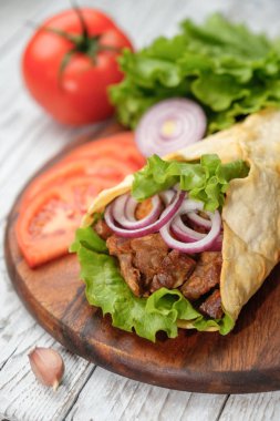 Izgara et ve sebze kesme tahtası üzerinde ile ev yapımı shawarma sandviç