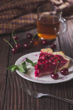 Dilim taze kiraz kek rustik masada plaka üzerinde