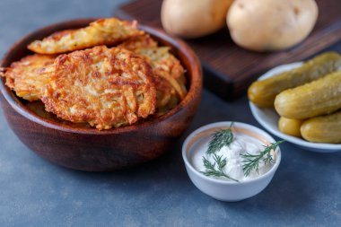 Kase patates gözlemesi ekşi krema ve turşu ile