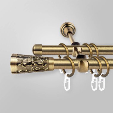 Gri arka plan üzerinde antik desenli dekoratif metal fişli perde saçajlar