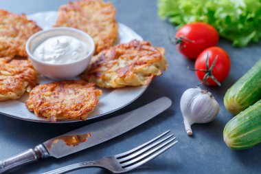 Ekşi krema ve sebze ile plaka yemek patatesli krep