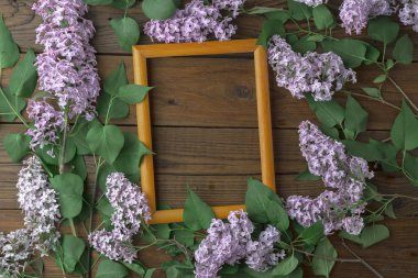Ahşap arka plan üzerinde leylak çiçekleri ile Vintage çerçeve, bahar konsepti