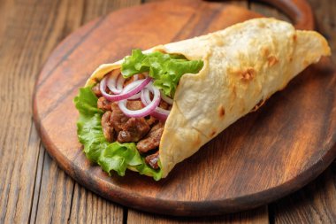 Izgara et ve sebze kesme tahtası üzerinde ile ev yapımı shawarma sandviç