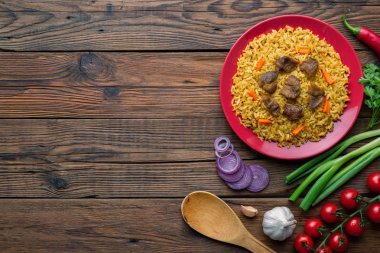 Kopya alanı ile et ve sebze ile ev yapımı pilav çanak Tabak