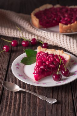 Rustik masada tabakta pişmiş taze vişneli börek dilimi