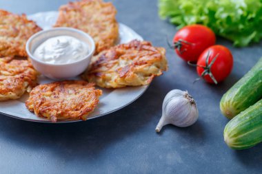 Ekşi krema ve sebze ile plaka yemek patatesli krep