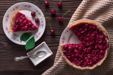 Rustik masada pişmiş taze vişneli börek