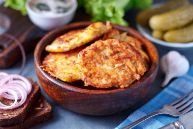 Patates pancakes yemek kase sebze ve sos ile