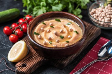 Masa üzerinde ahşap tahta üzerinde kase geleneksel humus çanak
