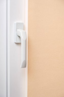 bej kepenk ve odada pencere kolu