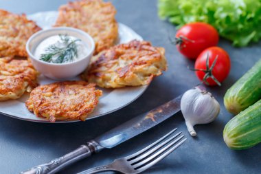 Ekşi krema ve sebze ile plaka yemek patatesli krep