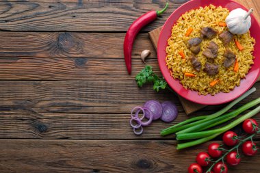 Kopya alanı ile et ve sebze ile ev yapımı pilav çanak Tabak