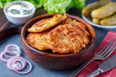 Patates pancakes yemek kase sebze ve sos ile