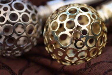 Süslü küreler uçları ve perde ile perde direkleri yakın çekim