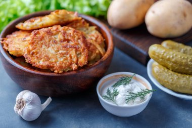 Kase patates gözlemesi ekşi krema ve turşu ile