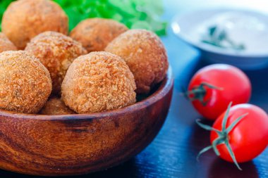 Domates ve sos ile masada kase kızarmış falafel topları