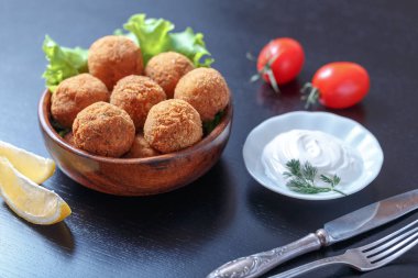 Domates ve sos ile masada kase kızarmış falafel topları