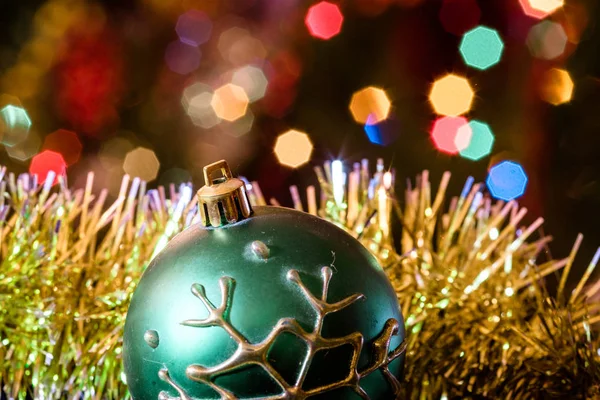 Синя Куля Сніжинкою Різдвяний Орнамент Фоні Боке — стокове фото