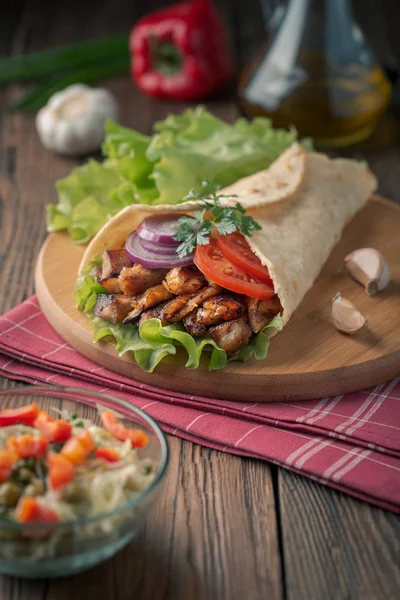 Shawarma Pollo Casero Tabla Cortar Con Tazón Ensalada Fresca Mesa — Foto de Stock