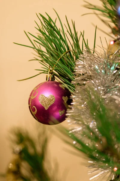 Pink Ball Christmas Prydnad Med Hjärtan Mönster Festliga Fir Tree — Stockfoto