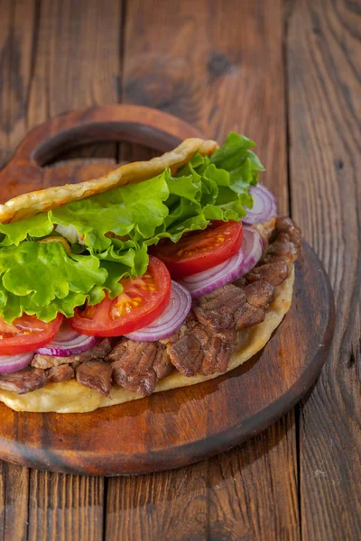 Heerlijke Verse Zelfgemaakte Gyro Sandwich Met Geroosterde Vlees Tomaat Sla — Stockfoto