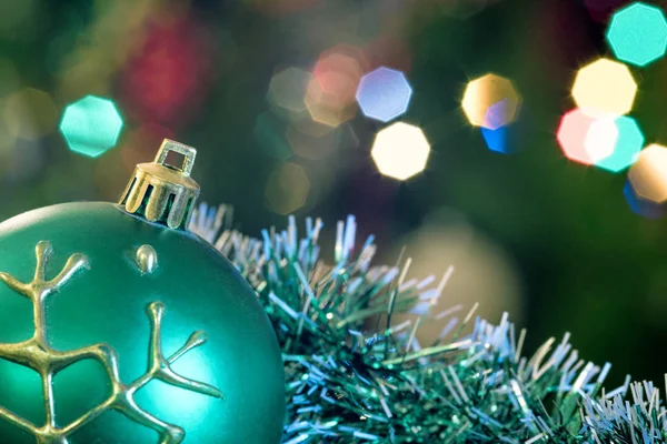 Синя Куля Сніжинкою Різдвяний Орнамент Фоні Боке — стокове фото