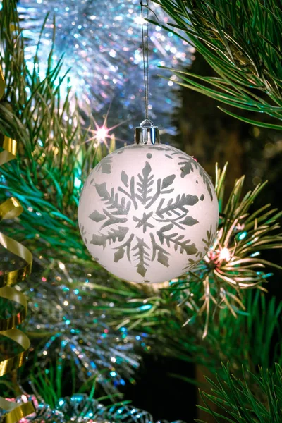 White Ball Christmas Ornament Snowflake Pattern Fir Tree Branch — ストック写真