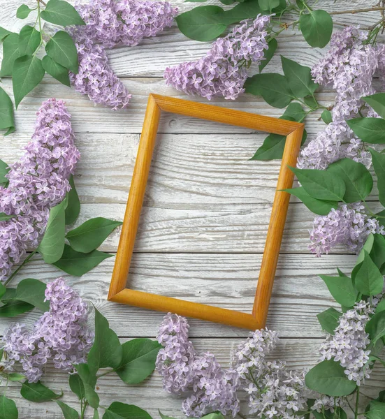 Ahşap arka plan üzerinde leylak çiçekleri ile Vintage çerçeve, bahar konsepti