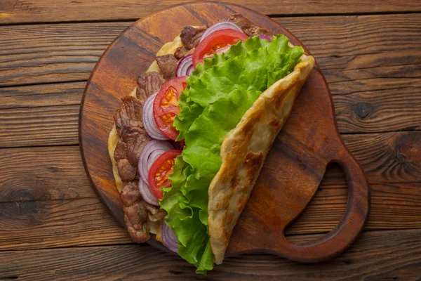 Νόστιμο Φρέσκο Σπιτικό Γύρο Σάντουιτς Ψητό Κρέας Ντομάτα Κρεμμύδι Και — Φωτογραφία Αρχείου