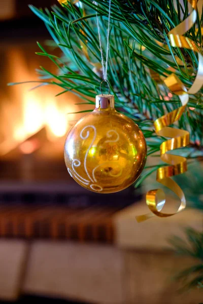 노란색 조명된 벽난로 배경에 전나무 나무에 크리스마스 — 스톡 사진