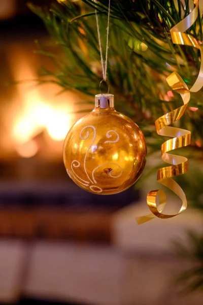 노란색 조명된 벽난로 배경에 전나무 나무에 크리스마스 — 스톡 사진