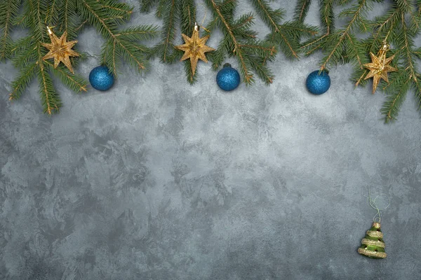 Arreglo Vacaciones Ramas Abeto Navidad Con Adornos Sobre Fondo Grunge —  Fotos de Stock