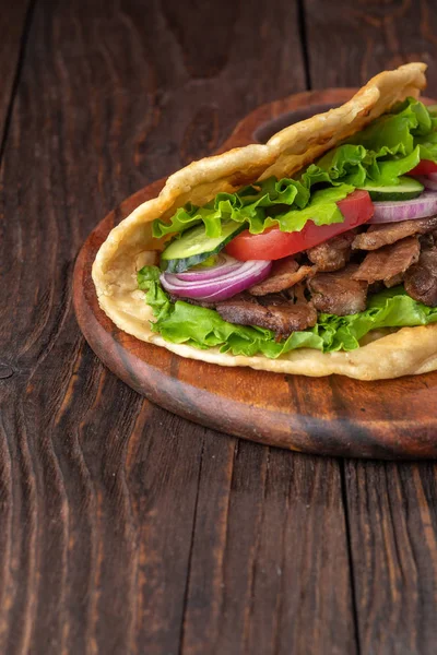 Sandwich Świeże Tortilla Mięsem Warzywami Rustykalnym Stylu Tabeli — Zdjęcie stockowe