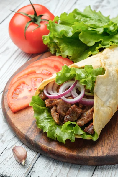 Sanduíche Caseiro Shawarma Com Carne Grelhada Legumes Tábua Corte — Fotografia de Stock