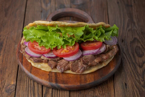 Heerlijke Verse Zelfgemaakte Gyro Sandwich Met Geroosterde Vlees Tomaat Sla — Stockfoto