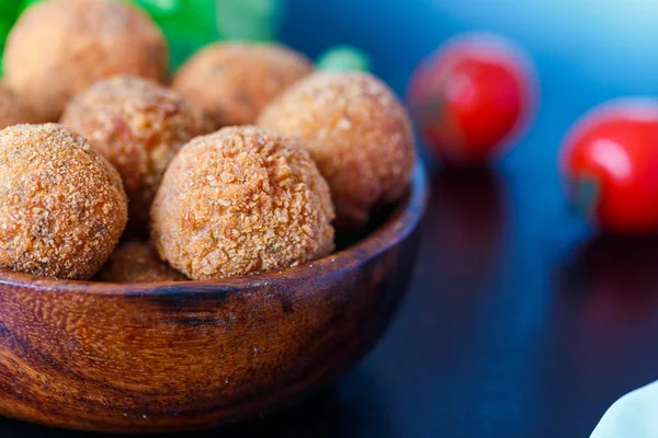 Domates Ile Masada Kase Kızarmış Falafel Topları — Stok fotoğraf