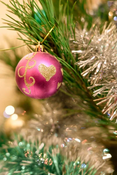 Adorno Navidad Bola Rosa Con Patrón Corazones Abeto Festivo — Foto de Stock