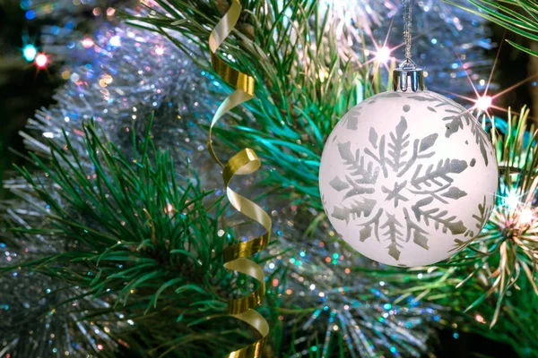 White Ball Christmas Ornament Snowflake Pattern Fir Tree Branch — ストック写真