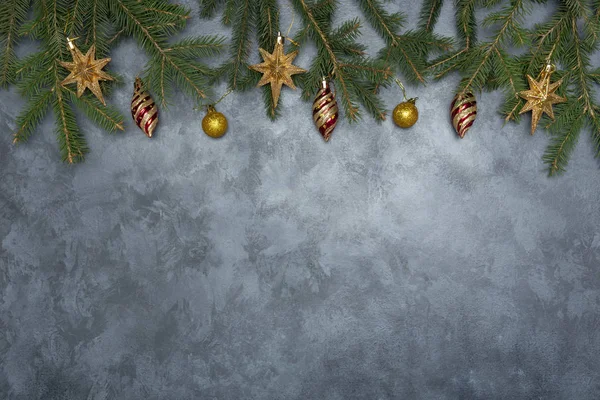 Arreglo Vacaciones Ramas Abeto Navidad Con Adornos Sobre Fondo Grunge —  Fotos de Stock