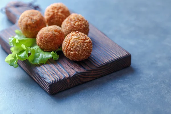 Masa üzerinde ahşap tahta üzerinde kızarmış falafel topları