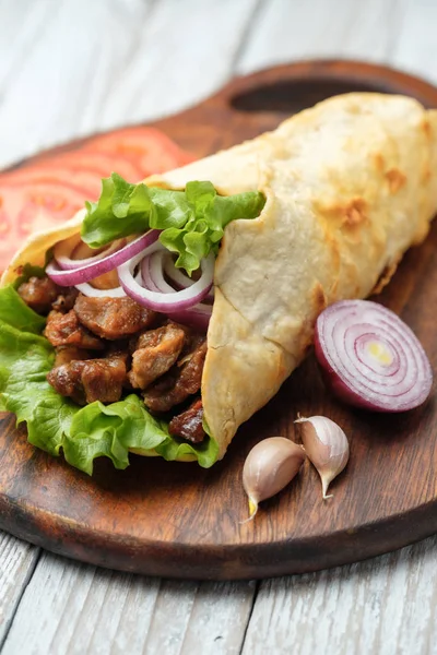 Owinąć Shawarma Domu Grillowanego Mięsa Warzyw Deska Krojenia — Zdjęcie stockowe